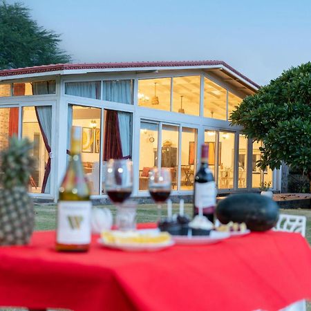 Stayvista At Idyllic Farmhouse - A Glasshouse With Outdoor Pool Gurgaon Eksteriør billede