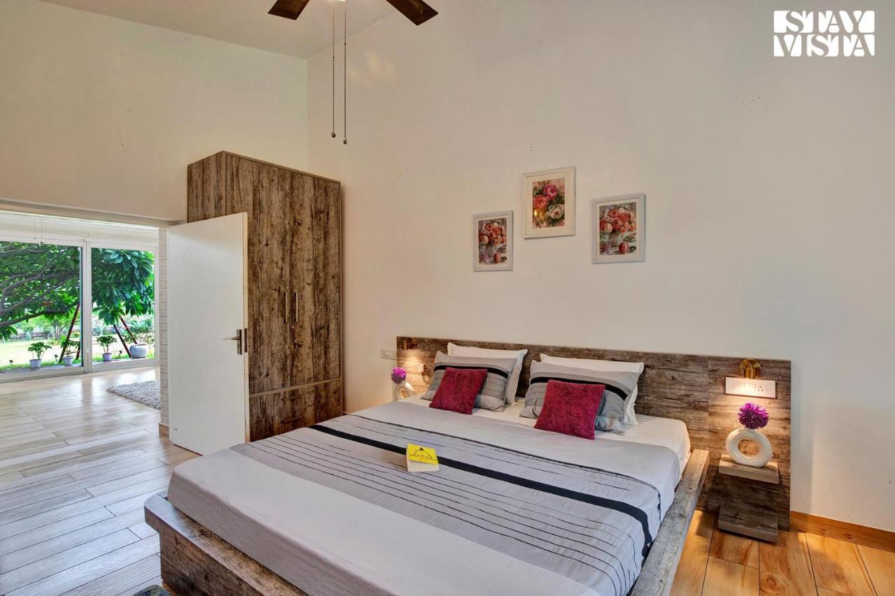 Stayvista At Idyllic Farmhouse - A Glasshouse With Outdoor Pool Gurgaon Eksteriør billede
