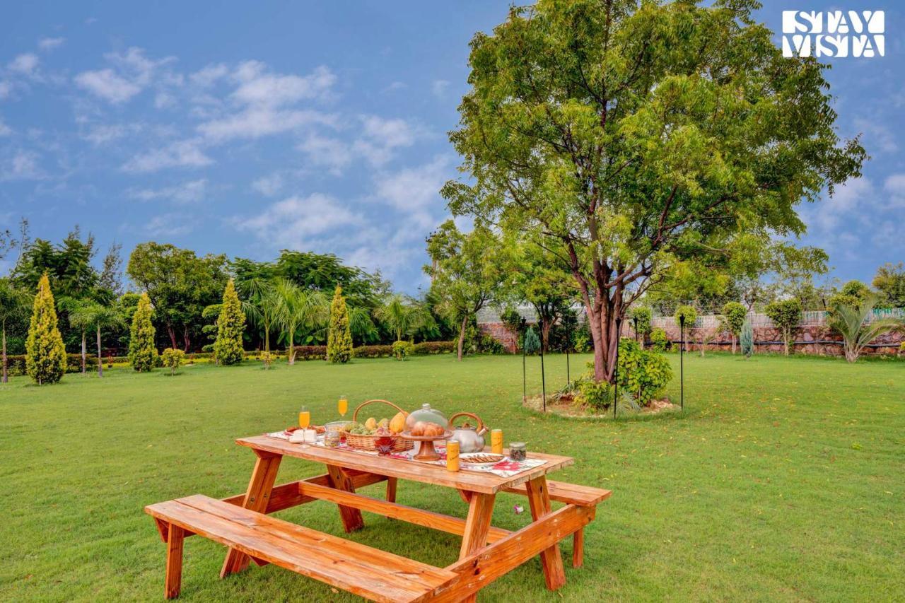 Stayvista At Idyllic Farmhouse - A Glasshouse With Outdoor Pool Gurgaon Eksteriør billede