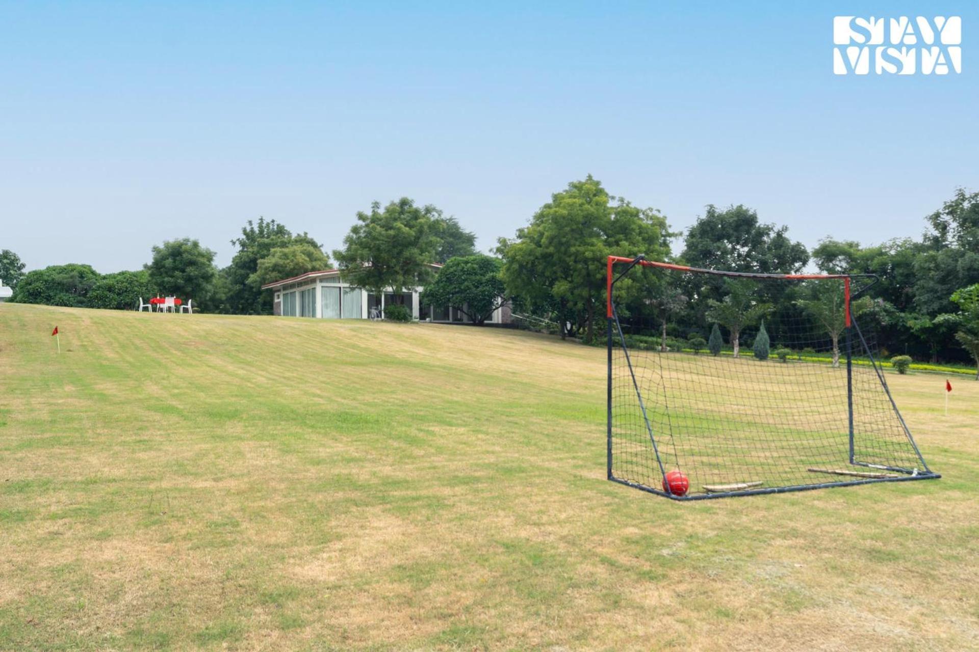 Stayvista At Idyllic Farmhouse - A Glasshouse With Outdoor Pool Gurgaon Eksteriør billede