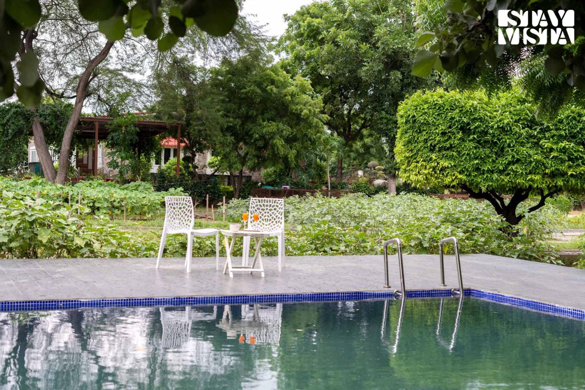 Stayvista At Idyllic Farmhouse - A Glasshouse With Outdoor Pool Gurgaon Eksteriør billede