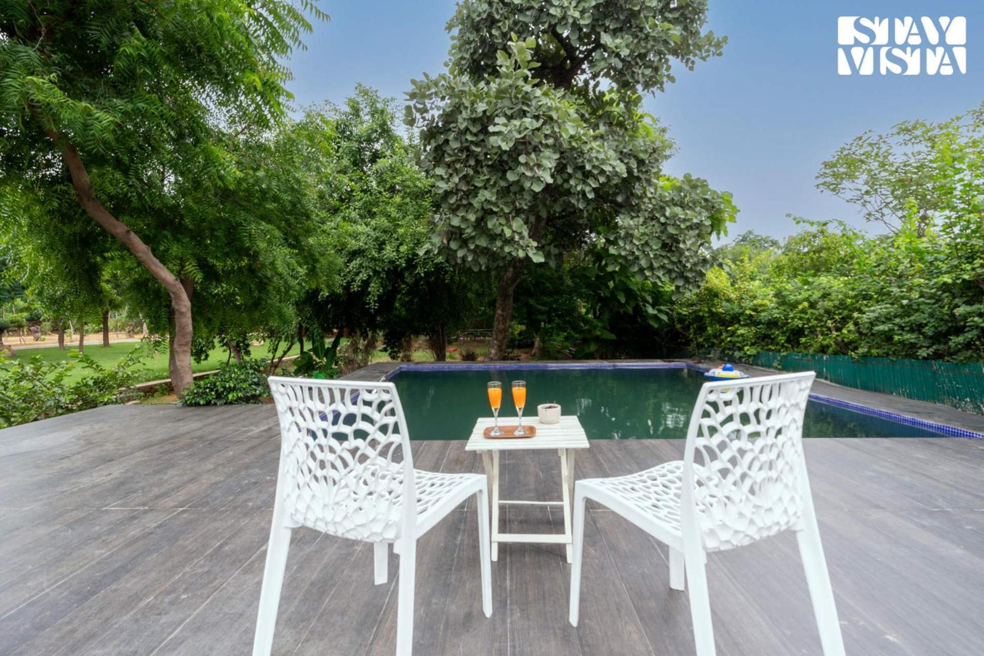 Stayvista At Idyllic Farmhouse - A Glasshouse With Outdoor Pool Gurgaon Eksteriør billede
